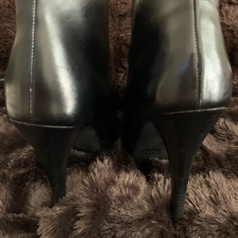Stuart Weitzman - Picture 3 of 5